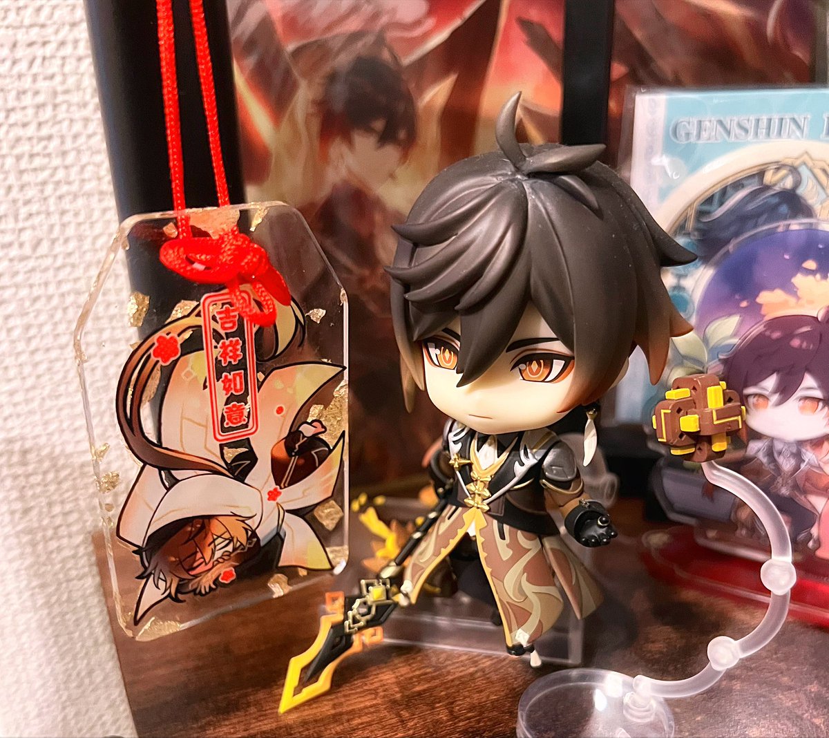cocokabeuchi's tweet photo. 新刊のノベルティでおつけするアクリルお守りはこんな感じです！(〜ねんどろ🔶を添えて〜)
金箔板✨ https://t.co/a0C0FPxDbv