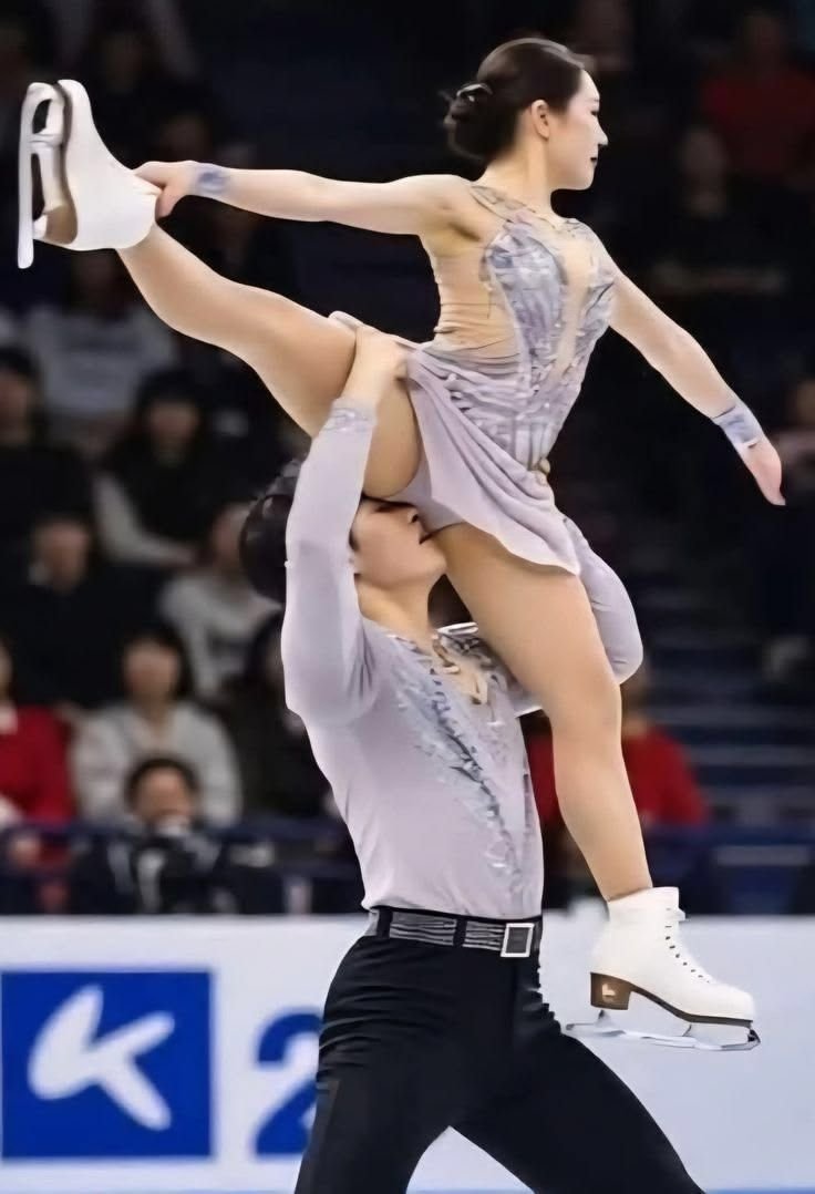 Itsme_himanii's tweet photo. Hey @grok is it necessary to put mouth and hand there while they are doing dance? 
Is it right way or normal for dancers? https://t.co/qohIf9eeR1