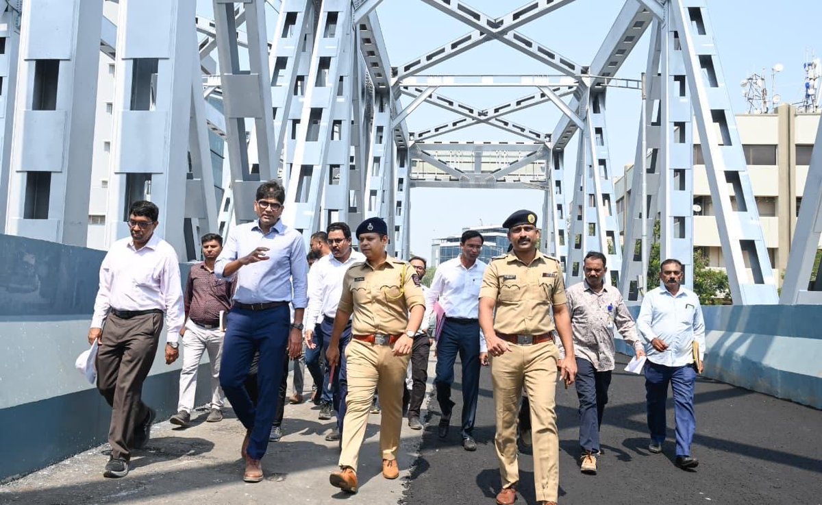 mybmc's tweet photo. 🔷घाटकोपर परिसरात पूर्वेकडील रामचंद्र चेंबूरकर मार्ग आणि पश्चिमेकडील लालबहादूर शास्त्री मार्ग यांना जोडणा-या विद्याविहार रेल्वे स्थानकावरील मुख्‍य उड्डाणपुलाची ध्वनीरोधक (Noise Barrier) वगळता सर्व प्रमुख कामे पूर्ण झाली आहेत.

🔷अतिरिक्त महानगरपालिका आयुक्त (प्रकल्प) श्री. अभिजीत बांगर यांनी वाहतूक पोलिस अधिकाऱ्यांसमवेत प्रकल्पस्थळास भेट देऊन परिसराची पाहणी केली. तसेच, वाहतूक व्यवस्थेचा आढावा घेतला. उड्डाणपूल खुला झाल्‍यानंतर वाहतूक व्यवस्था सुरळीत व सुरक्षित राहील, यासाठी महानगरपालिका आणि वाहतूक पोलिसांनी परस्पर समन्वयाने कार्यवाही करावी, असे निर्देश श्री. बांगर यांनी दिले.      

🔷रामचंद्र चेंबूरकर मार्ग आणि लालबहादूर शास्त्री मार्ग यांना जोडणारा विद्याविहार रेल्वे स्थानकावरील उड्डाणपूल दोन मार्गिकांचा आहे. एकूण ६५० मीटर लांबीच्या या प्रकल्पात रेल्वे रुळांवर १०० मीटर पूल, तर पूर्व बाजूस २२० मीटर आणि पश्चिम बाजूला ३३० मीटर पोहोच मार्ग (Approach Road) बांधण्यात आले आहेत. उड्डाणपुलावरून विद्याविहार रेल्वे स्थानकाच्या पदपथांवर जाण्यासाठी जोडमार्ग देखील उपलब्‍ध करून देण्‍यात आला आहे. त्यासोबतच दोन्ही बाजूचे रेल्वे तिकीट खिडकी कक्ष, स्थानक मास्तर कार्यालय, जीना यांची देखील पुनर्बांधणी केली आहे. रेल्वे हद्दीत जिन्याद्वारे पादचारी मार्ग उप-रस्त्याला जोडण्‍यात आला आहे. या सर्व कामांची श्री. बांगर यांनी पाहणी केली. 

🔷सद्यस्थितीत मुख्‍य उड्डाणपुलाची सर्व प्रमुख कामे पूर्ण झाली आहेत. रंगकाम, दिवाबत्ती व्यवस्था, रस्ता व इतर आवश्यक अंतिम कामे (Finishing Work) पूर्ण करण्यात आली आहेत. परिसरातील नागरिकांच्या दृष्टीने महत्त्वाचे असलेले ध्वनीरोधक (Noise Barrier) बसविण्याचे काम अंतिम टप्प्यात आहे. एकंदरीतच, दिनांक १० ऑक्टोबर २०२६ पर्यंत उड्डाणपूल सर्वार्थाने वाहतुकीसाठी सज्ज होईल, अशा पद्धतीने कामाची अंतिम पूर्तता करण्यात येत आहे. 

🔷उड्डाणपूल प्रकल्पस्थळालगतच्या रस्त्यांवरील वाहतूक प्रवाह, प्रमुख जंक्शन, वाहतूक दिवे (Signals), वाहनांची वर्दळ तसेच पादचाऱ्यांच्या सुरक्षिततेच्या अनुषंगाने आवश्यक उपाययोजनांबाबत श्री. बांगर यांनी सूचना केल्‍या. वाहतुकीस अडथळा निर्माण होऊ नये, यासाठी वाहतूक पोलिसांच्या समन्वयाने योग्य त्या ठिकाणी दिशादर्शक फलक, बॅरिकेडिंग तसेच आवश्यकतेनुसार वाहतूक नियमनाची व्यवस्था करावी. अधिक गर्दीच्या वेळेत पुलाच्या पोहोच रस्त्यापासून वाहतूक कोंडी होणार नाही, यादृष्टीने वाहतूक पोलिसांसमवेत नियोजन करावे, असे निर्देश श्री. बांगर यांनी दिले. 

🔷पोलिस उपायुक्‍त (वाहतूक - पूर्व विभाग) श्री. प्रदीप चव्‍हाण, महानगरपालिकेचे मुख्‍य अभियंता (पूल) श्री. राजेश मुळे, उपप्रमुख अभियंता (पूल) श्री. नरेश मेघराजानी तसेच संबंधित अधिकारी उपस्थित होते.

#mybmcupdates 

@CMOMaharashtra 
@mieknathshinde 
@SunetraA_Pawar 
@ShelarAshish 
@MPLodha 
@TawdeRitu 
@misanjayghadi
