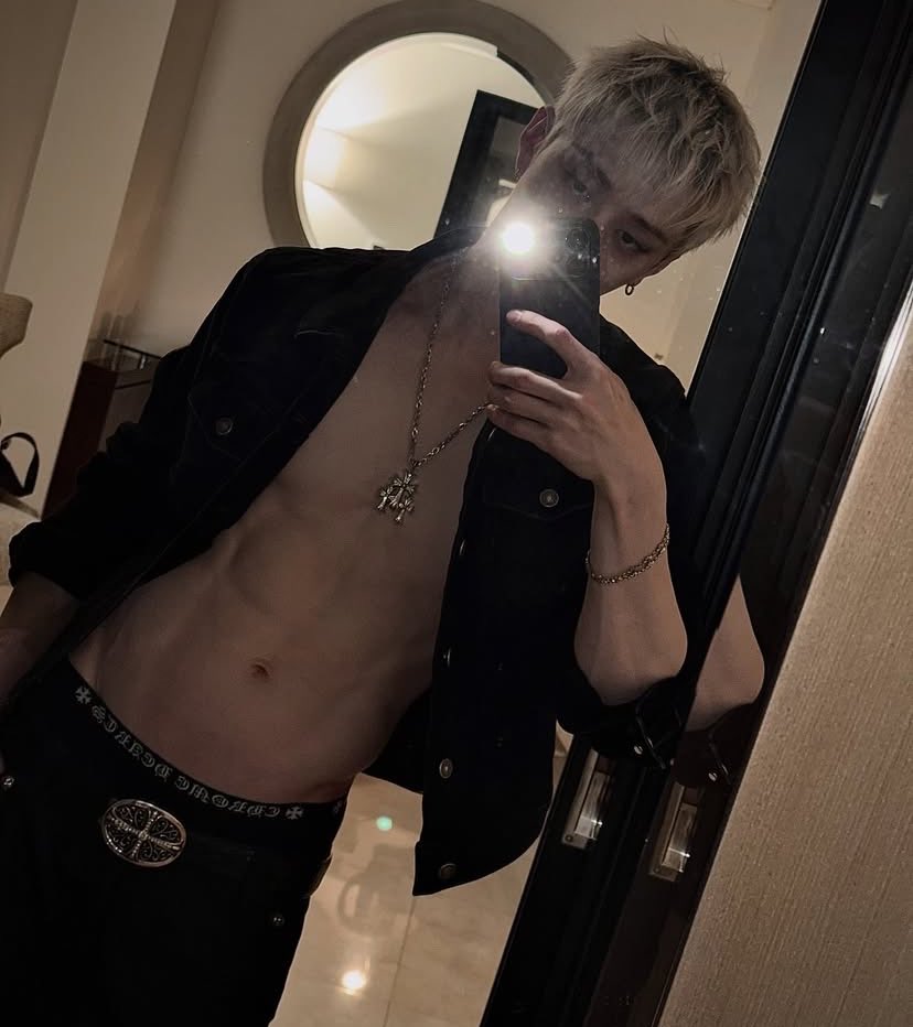 hyunkitte's tweet photo. calma perereca é só o bangchan todo gostosão https://t.co/EzVJgbRHHA