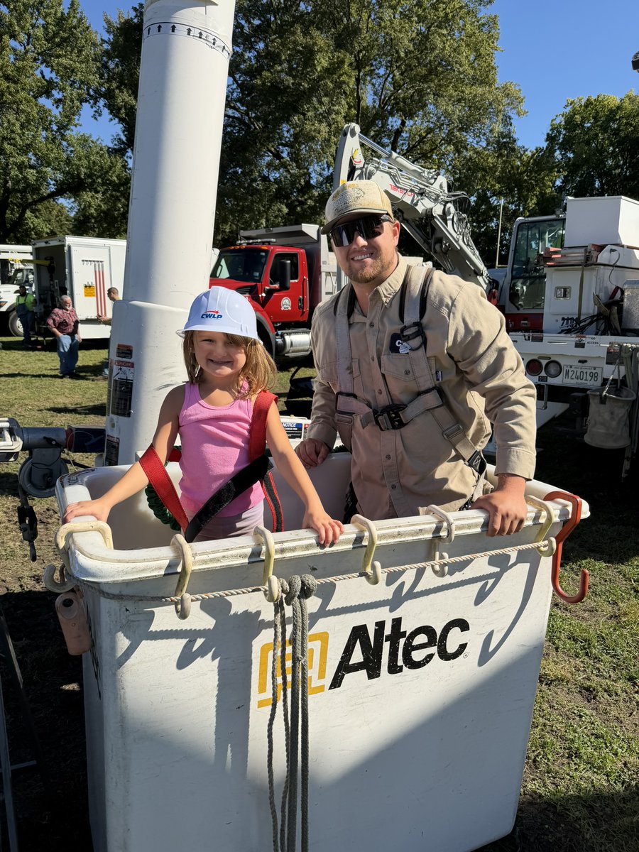 CWLP_'s tweet photo. It’s #PublicPowerWeek!

At CWLP, we’re proud to serve a community that gives back. From supporting and volunteering at events and initiatives like BUILD Springfield, Safety City, and other community programs, our employees are dedicated to helping make Springfield a better place. https://t.co/tZUey4779G
