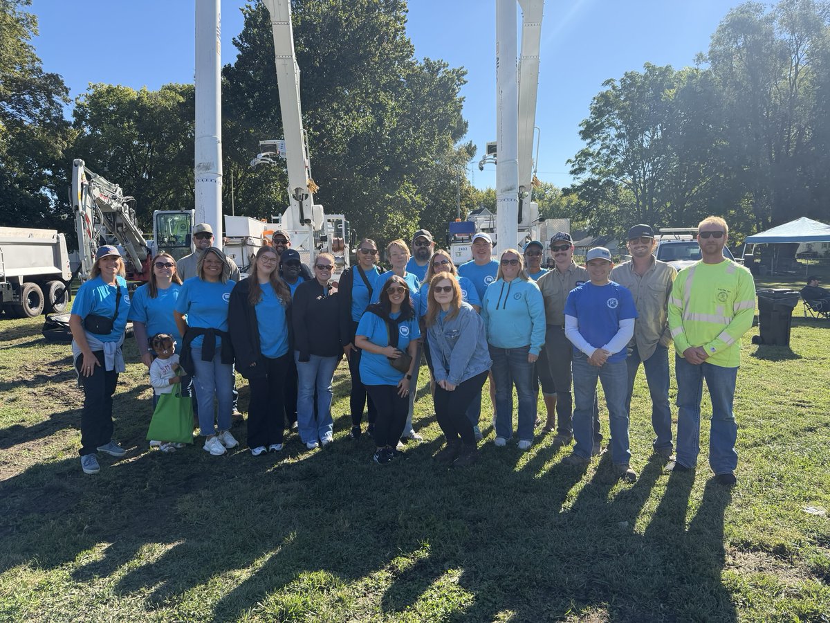 CWLP_'s tweet photo. It’s #PublicPowerWeek!

At CWLP, we’re proud to serve a community that gives back. From supporting and volunteering at events and initiatives like BUILD Springfield, Safety City, and other community programs, our employees are dedicated to helping make Springfield a better place. https://t.co/tZUey4779G