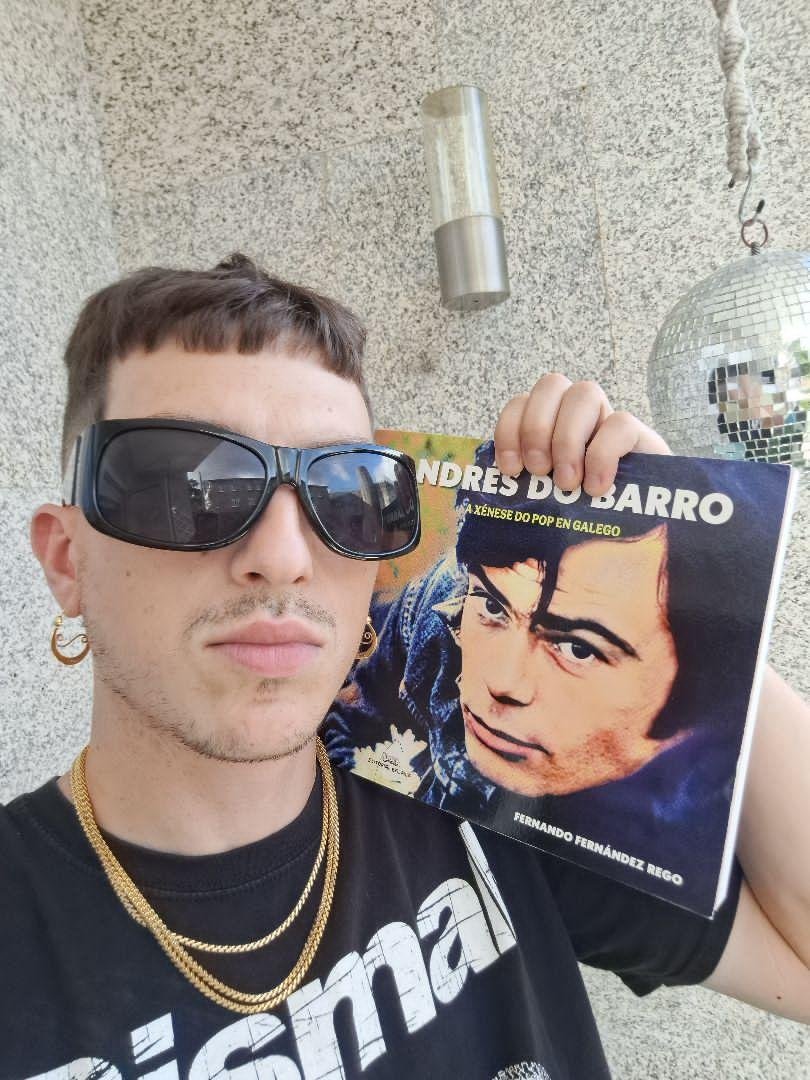 FernandoFRego's tweet photo. 🎶 Ortiga ten claro que libros hai que ler!

O músico xa ten nas súas mans "Andrés do Barro. A xénese do pop en galego", de Fernando Fernández Rego.

Grazas, Ortiga, por acompañarnos e axudarnos a manter viva a memoria da nosa música!

@EdGalaxia @Andres_DoBarro #Ortiga https://t.co/ICky6pFOCj