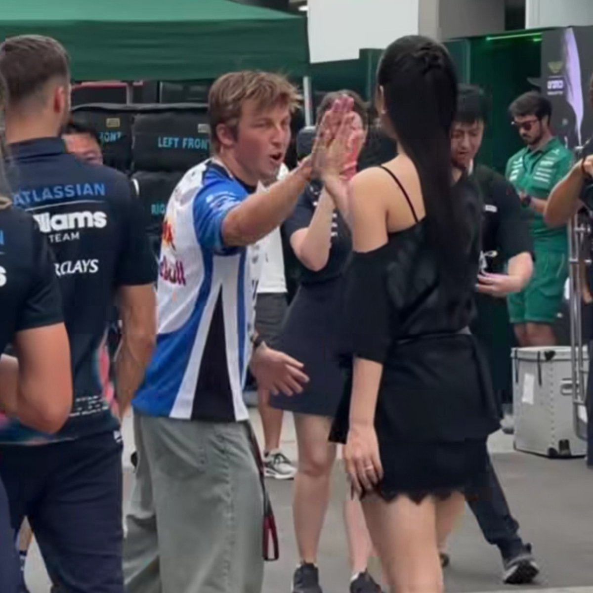 aish24th's tweet photo. omgg Liam Lawson appeared while waiting for tzuyu to come out they were able to see each other exchanged greetings and chatted 😭🤍
#TZUYU #f1 https://t.co/oZnXHQ916z
