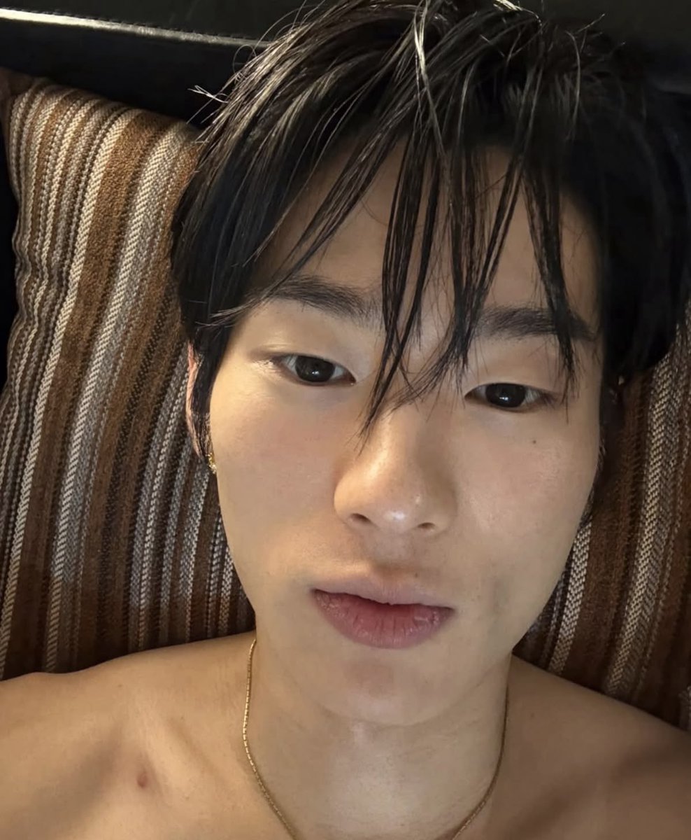 qkrwhdtn_'s tweet photo. 나우아임영가끔씩 스토리로 지얼빡사진올려줄때 제일캐해안됨 https://t.co/pMSlyrBeQh