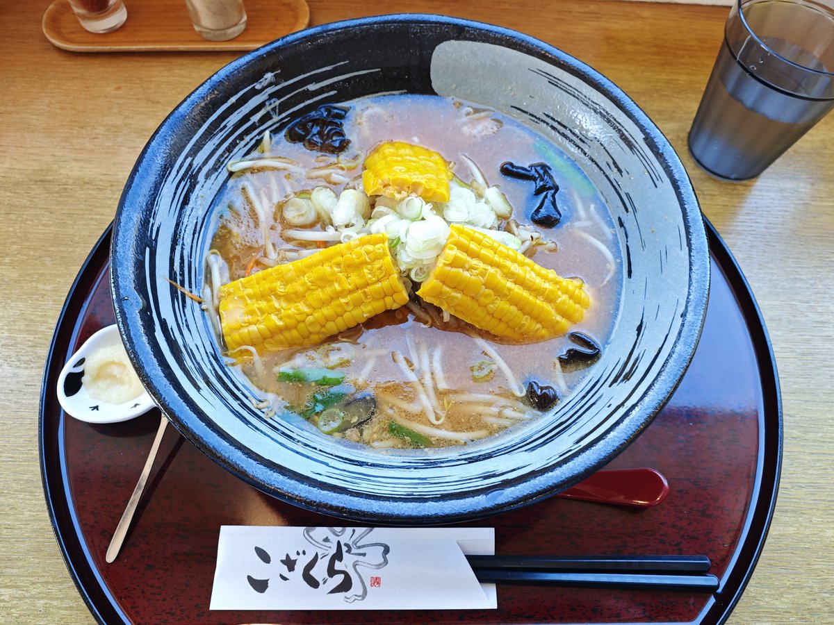 halcasky's tweet photo. 昨日「レストランこざくら」で念願の「嶽きみみそラーメン」をいただきました。うまー！
薬味の生トウガラシ、味変が出来てとても良かったです。

窓の外の岩木山もいい感じで特等席でしたね。

#宮添姉々 アクスタは前回訪問時に購入！ https://t.co/3tjupoGle2
