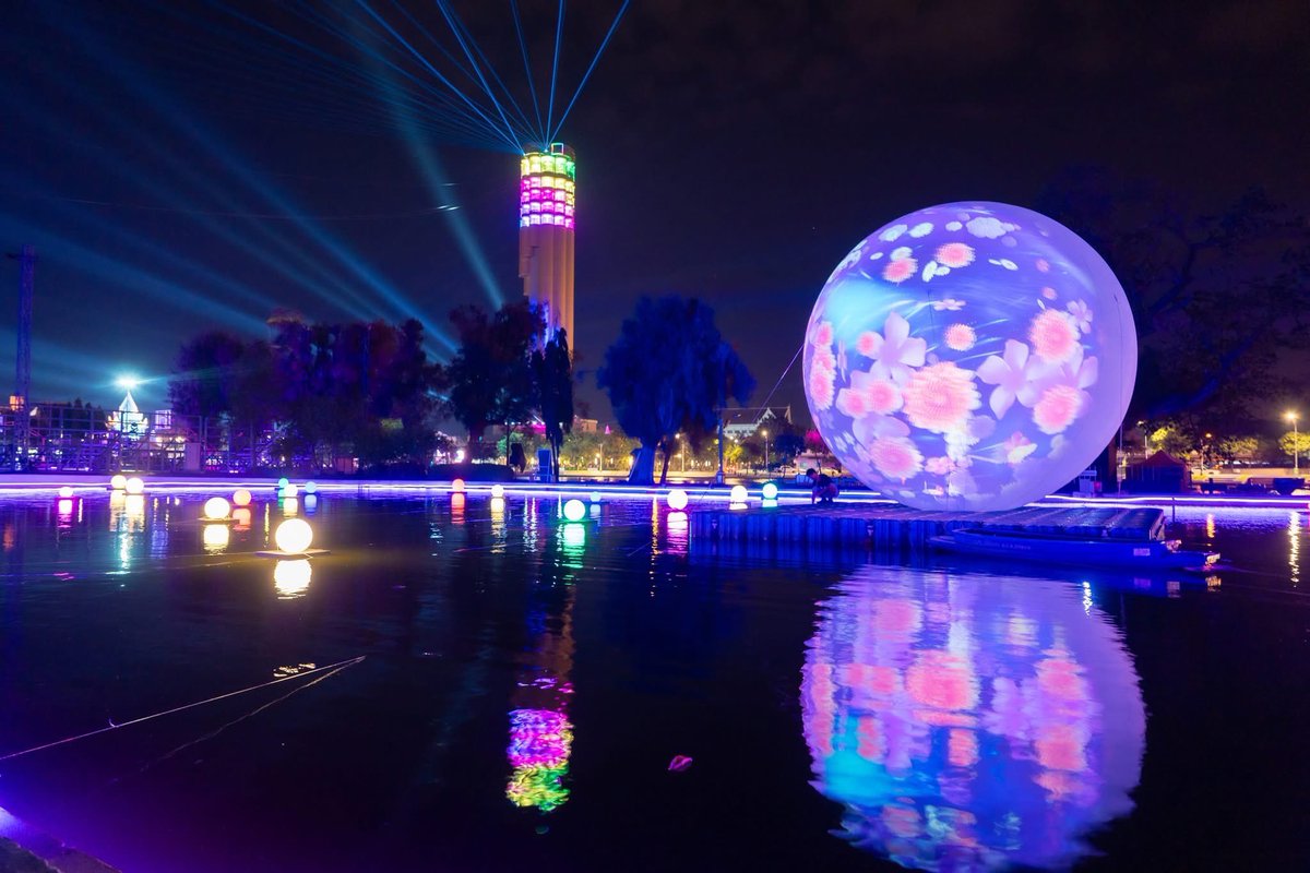 ReviewEsan's tweet photo. 🔥 เริ่มพรุ่งนี้!!  “VIJIT ROI-ET ILLUMINATION” ณ บึงพลาญชัย จังหวัดร้อยเอ็ด 🌟 ชมฟรีทั้งหมด..

ค่ำคืนที่บึงพลาญชัยถูกแต่งแต้มด้วยแสง สี และเสียง ถ่ายทอดเรื่องราวแห่ง “ศรัทธา ความเชื่อ และมนต์เสน่ห์ของวัฒนธรรมอีสาน” ผ่าน 11 จุดจัดแสดงแห่งแสง สี และเสียง ด้วยเทคนิค Lighting Illumination ที่ผสานศิลปะเข้ากับพื้นที่โดยรอบได้อย่างงดงามและน่าประทับใจ ✨

🎟️ เข้า��มฟรี
📅 วันที่ 9–18 ตุลาคม 2569
⏰ 17.00–24.00 น.
📍 บึงพลาญชัย จังหวัดร้อยเอ็ด

ขอบคุณภาพจากเพจงาน Vijit Thailand
#รีวิวอีสาน #รีวิวร้อยเอ็ด #ร้อยเอ็ด