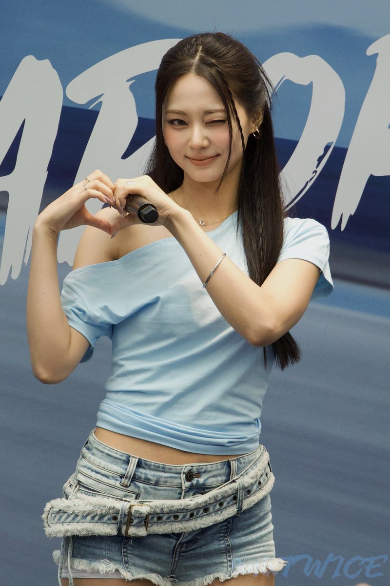 9mixTWICE's tweet photo. 261008 
Atlassian William F1 Team in Singapore

진짜 요정 아니에요?🥺

#트와이스 #TWICE #쯔위 #Tzuyu #子瑜 https://t.co/psmou8tSrW