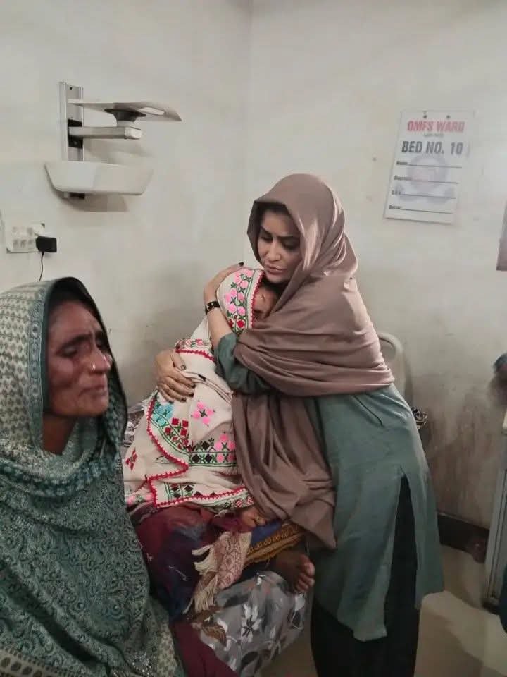 BhuttoForAwam's tweet photo. Happy Birthday to Adi @ShaziaAttaMarri! 🎂🌹

A kind and compassionate leader who has always stood by the people of Sindh, especially those in need. Your dedication, courage and helping hand continue to inspire many.♥️
@Anny_Marri https://t.co/JfNSLpNsfa