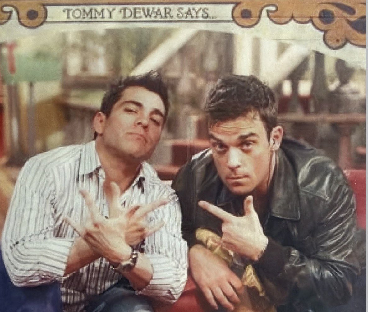 Raulgutierrez's tweet photo. 🎤👀 ¡Les voy a contar! Lo de Omar Chaparro cantando con Robbie Williams no fue una casualidad, como muchos creíamos o pensábamos. ¡Hay una historia detrás! 🤯✨

📅 Todo se remonta a hace 21 años, cuando Robbie Williams vino a México para promocionar su álbum Intensive Care y visitó el programa No Manches, conducido por el mismísimo Omar Chaparro. 😱🎶

En aquel entonces, Robbie invitó a Omar a tener una participación especial en el Estadio Azteca durante El Evento 40, de Los 40 Principales. 🎤🏟️

Así que, ¡desde entonces se conocen! 🤝🔥 Por eso, la participación de Omar como invitado durante la primera presentación de Robbie Williams en la CDMX no fue ninguna coincidencia. ¡Todo tiene una historia detrás! 👏🎵