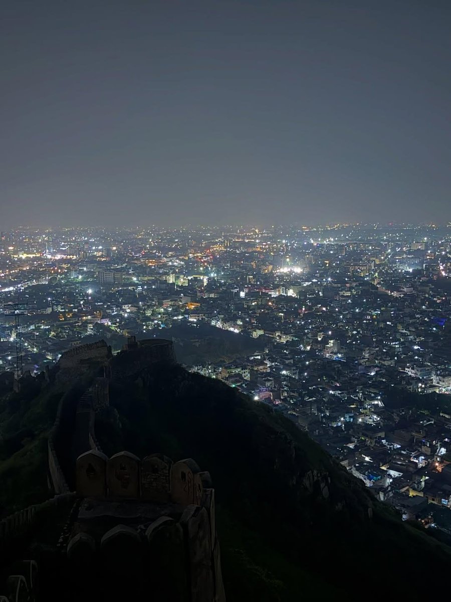 six_feet_rajput's tweet photo. दिठाव रै जा मांय... ओ शहर दीखै सै सूं प्यारो।❤️ https://t.co/2ukKbPMLFU