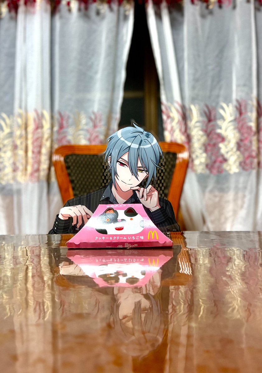 s_as725's tweet photo. オーエンと三角チョコパイ

パリパリして噛んだらドロドロするやつだよ🤍

ビッグアクスタ最高に良すぎる😭 https://t.co/GKFcQqeSFR