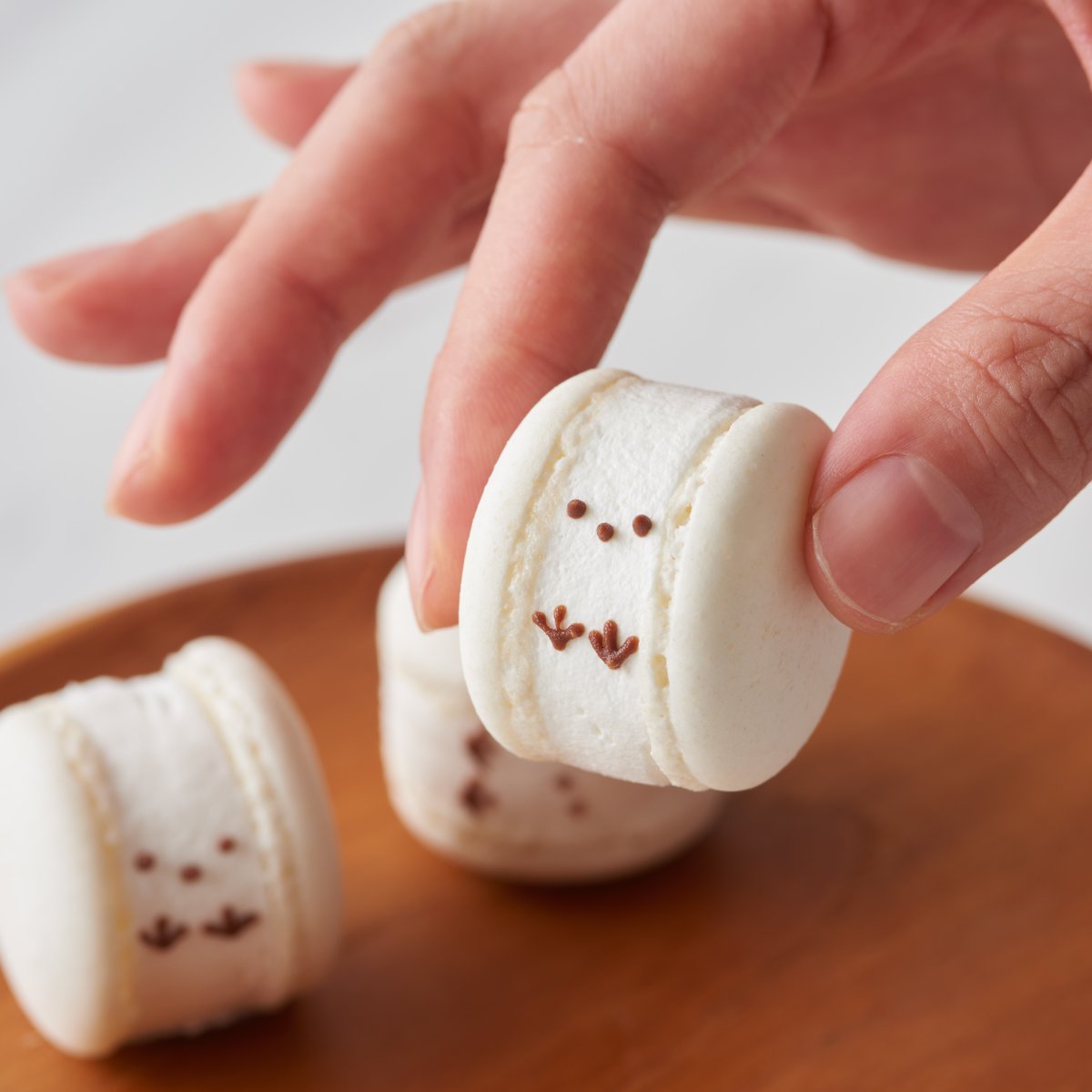 calpis_mizutama's tweet photo. 10/9はマカロンの日！
「カルピス」をつかったシマエナガが
マカロンに挟まれちゃった？！

かわいいと思ったらリポストしてね🥰 https://t.co/T6fHIgrcIA