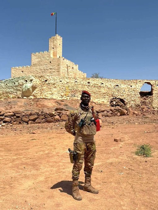 Wamaps_news's tweet photo. MALI 🇲🇱 | Analyse sur la reprise de Kidal par les FAMa / Africa Corps après le retrait volontaire le 06/10 du Front de libération de l’Azawad (FLA) de la ville.

Cette contre-offensive s'inscrit dans le cercle vicieux de reconquête / retraite de l'état malien, qui n'arrive pas à contrôler durablement ce bastion stratégique emblématique du séparatisme touareg : les FAMa avaient déjà repris Kidal en novembre 2023 après le départ de la MINUSMA, avec l’appui des forces russes de Wagner.  Pourtant, en avril 2026, la ville est de nouveau tombée aux mains du FLA malgré la présence des combattants d’Africa Corps en position défensive.

Cette opération incontestablement réussie, préparée longuement par une campagne de frappes aériennes du 01/10 au 07/10 (drones🇹🇷 Akinci , drones 🇷🇺 Geran et bombardiers), doit donc être relativisée : cette victoire est surtout symbolique et ne renverse par le rapport de force. 

Si Bamako résiste dans les centres urbains, elle ne contrôle plus les périphéries environnantes, indispensables sur le plan logistique pour acheminer des ressources viables aux populations locales. 
Le recrutement de troupes de l'Africa Corps🇷🇺 ne permet pas de corriger cette fragilité : malgré des livraisons d’équipements militaires modernes et un appui aérien massif, l'Africa Corps peine à enrayer la progression et la stratégie d’attrition du FLA, du JNIM et de l'EIS. 

⚠️Leur présence fournit aux FAMa des capacités supplémentaires, mais ne leur permet pas de transformer leurs succès ponctuels en contrôle territorial durable et effectif.

🔴L’exemple de Dioura est particulièrement révélateur. Le 10 septembre 2026, le JNIM a infligé l’un de ses revers les plus meurtriers aux FAMa avec pas moins 100 soldats maliens et 5 membres de l’Africa Corps tués.  

➡ Dernière la communication massive de Bamako, de l'Africa Corps (voir 📸ci-dessous) et même des touaregs pro-gouvernementaux du GATIA (voir 📸du Colonel Attaher Maïga posant devant le drapeau 🇲🇱 hissé à Kidal) demeure donc une faiblesse structurelle, qui n'est pas en voie d'être résolue pour le moment. 
La véritable mesure du succès de cette opération n'est donc pas l’entrée dans Kidal, mais serait la capacité à y maintenir une présence effective et à empêcher le FLA ou le JNIM de se réimplanter.