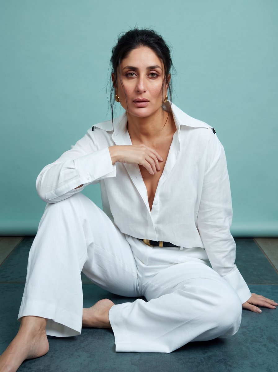 editorialman16's tweet photo. White never looked this dangerous. 🔥#KareenaKapoor #KareenaKapoorKhan #BollywoodQueen #HotInWhite #StyleIcon #ThirstTrap #BollywoodHot #SexyAndClassy #FashionGoals #DesiBeauty #CurveQueen #WhiteOutfit #SteamyVibes #CelebrityStyle #Unbothered https://t.co/5HukiYQ6qf