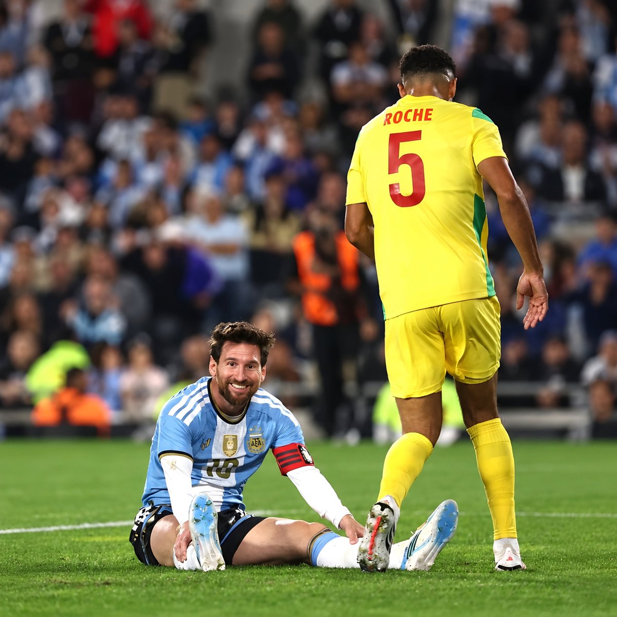 bosunatiklama's tweet photo. Messi'nin son kez Arjantin formasıyla karşılaştığı Benin Teknik Direktörü Rohr:

▬ Arjantinliler oyuncularımıza hiçbir şey vermedi, Messi ile bir fotoğraf bile. 

▬ Forma değiştirmek istedik ama tek bir forma bile alamadık. 

▬ Oyuncuların bulunduğu koridora girmemize dahi izin vermediler. Güvenlik görevlileri herkesi geri çeviriyordu.

▬ Oyuncularımız, Arjantinli futbolcularla forma değiştirme umuduyla ellerinde kendi formalarıyla geliyordu.