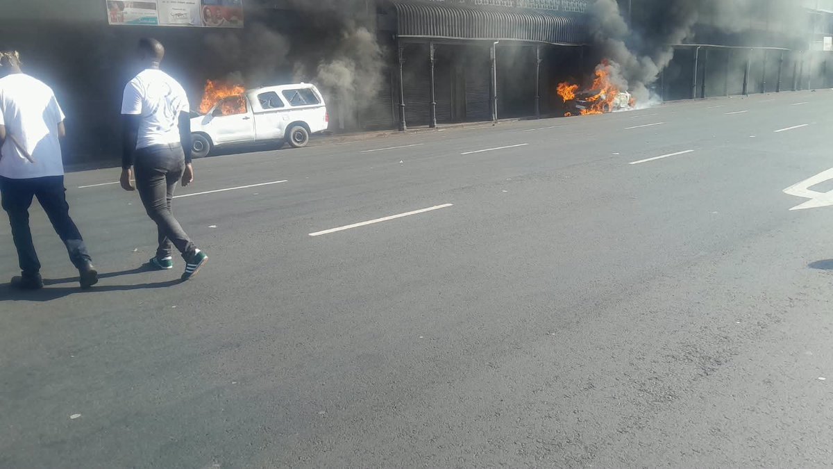 pookiepolls's tweet photo. Chaos and violence has broken out in Durban, with rioters setting buildings and cars alight after foreign nationals shot and killed at least one South African.

There are reportedly 7 vehicles and 8 buildings on fire, with multiple shops being looted.

SAPS is apparently outnumbered.

Just another day in South Africa.