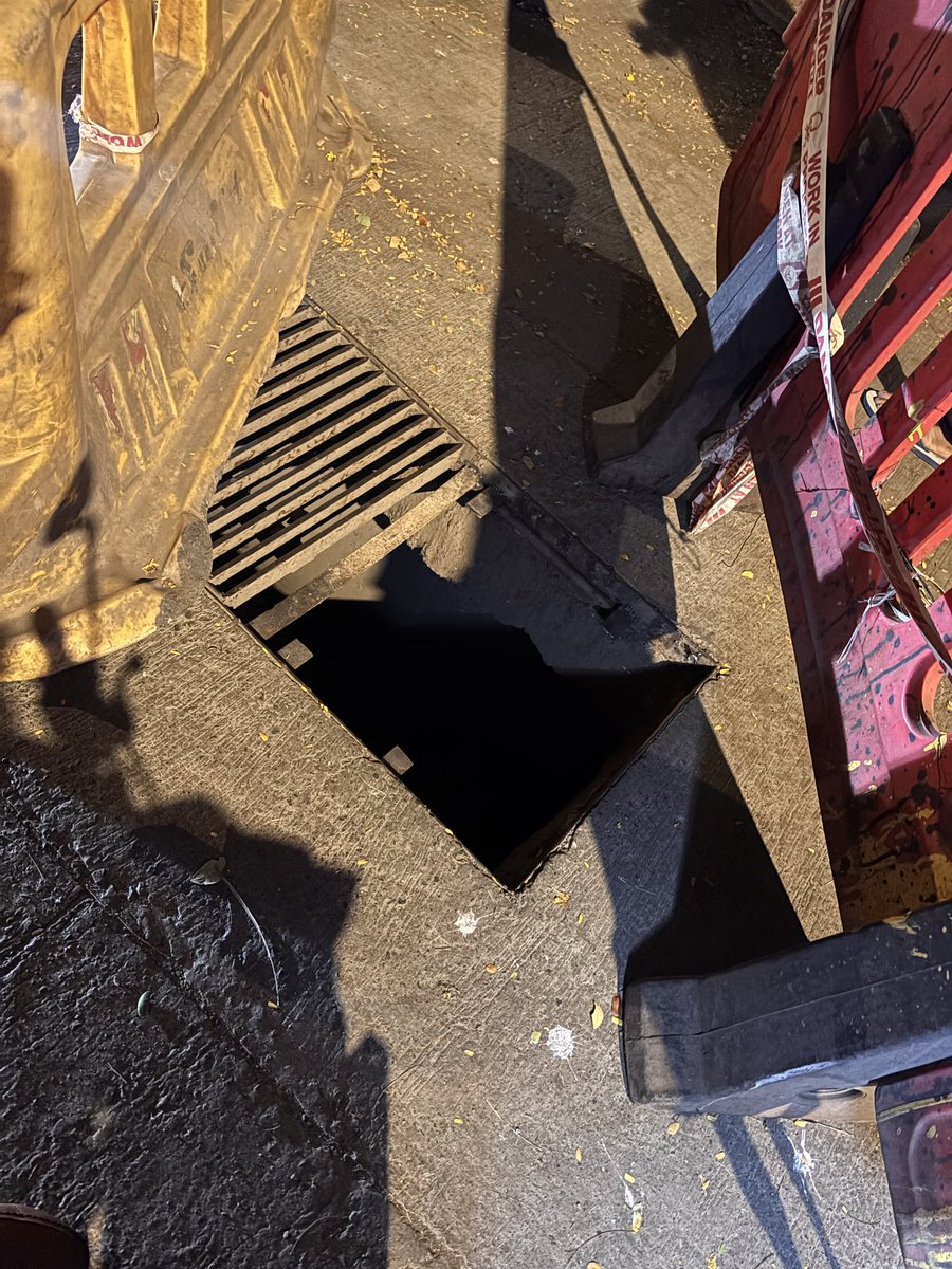 yoursmsb's tweet photo. @mybmcwardKW Still not resolved. The grill has completely collapsed and an accident can occur at any time. Kindly fix it asap. 
@adityampaul @AshwiniBhide @irupeshsawarkar @KhanHaroo3817 @mybmc @mybmcInfra @mybmcwardKW https://t.co/oWBGR8mNxk