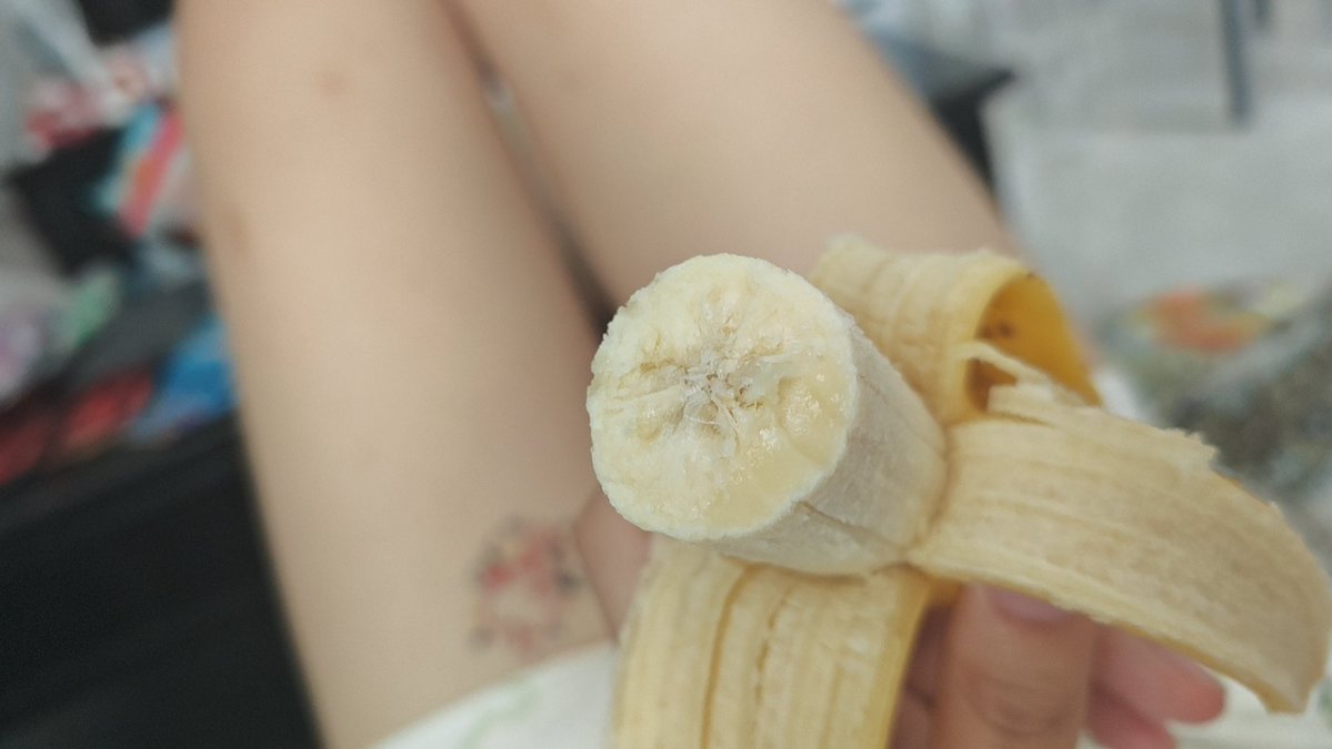 Daidaiwang69's tweet photo. 吃香蕉~（一脸认真） https://t.co/uX7CROwYNa