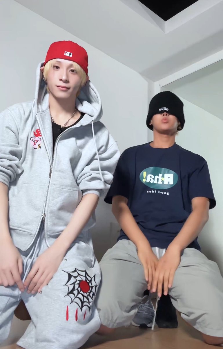 fuzziiwuzzii_'s tweet photo. I CANT FUCKING STAND THEM 😭😭😭 https://t.co/76dmUqUm0i