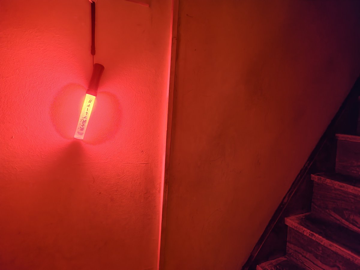 nigabana's tweet photo. 実家が工事で計画停電するとの事で
廊下や階段、トイレ等の夜使いそうな所に光り物を仕掛けてきた

キンブレあんまり持ってないので階段下は"まさに交通整理で使う光る棒"になった https://t.co/d58zLb32Iu