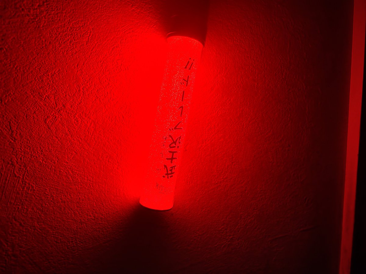 nigabana's tweet photo. 実家が工事で計画停電するとの事で
廊下や階段、トイレ等の夜使いそうな所に光り物を仕掛けてきた

キンブレあんまり持ってないので階段下は"まさに交通整理で使う光る棒"になった https://t.co/d58zLb32Iu