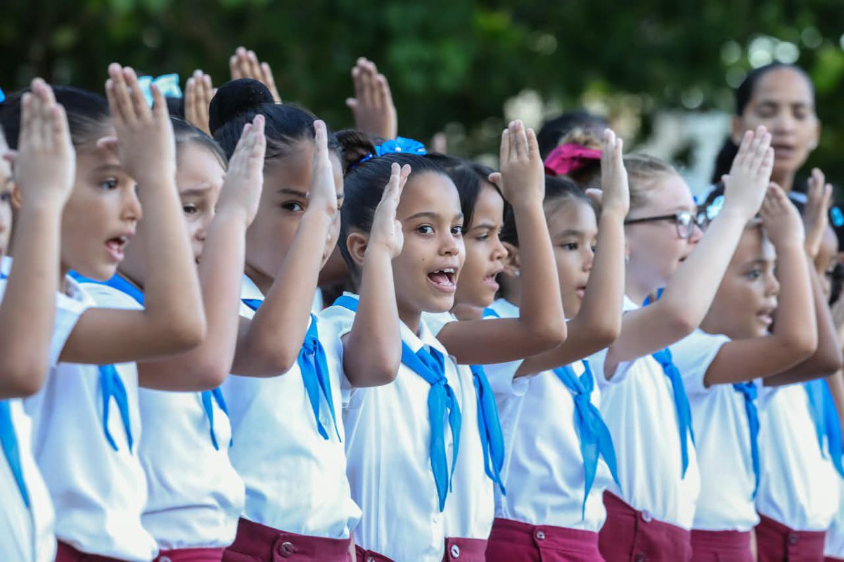 CubaMined's tweet photo. 💙🇨🇺 ¡Miles de niños ingresan a la OPJM! Reciben su pañoleta azul en homenaje a Camilo y el Che. En Fabricio Ojeda acompañaron Díaz-Canel, Marrero, Morales Ojeda y la ministra de Educación Naima Trujillo Barreto. ¡Felicidades, pioneros! 
 #CubaEsAmor #CubaNoEsUnaAmenaza https://t.co/SpsjOCJrQi
