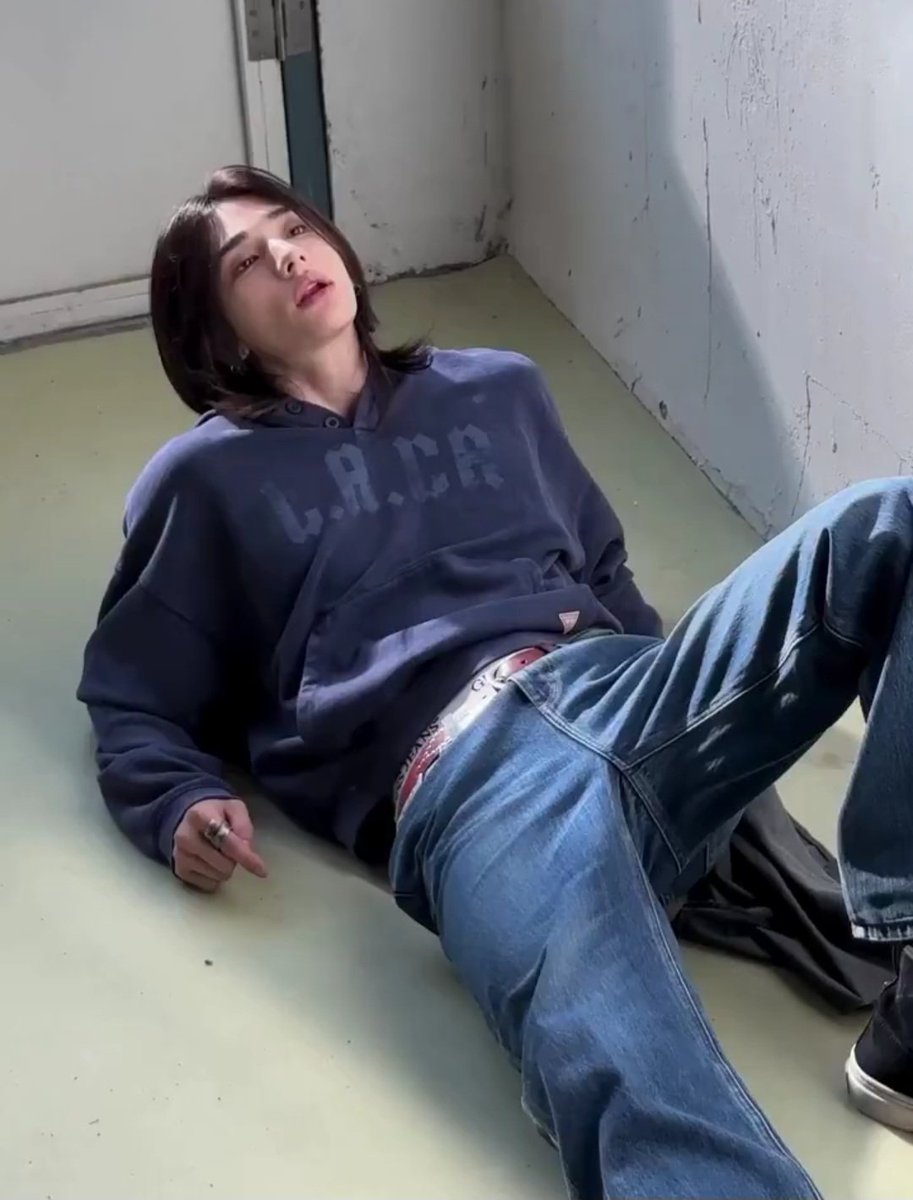 Hyvnbun1's tweet photo. This 🥟 pretends to fall and waits for one of the guys to lift him back up princess style https://t.co/I9fdjWIrnZ