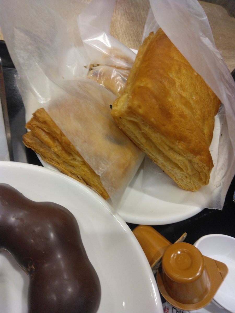 Pero3355's tweet photo. #ペログルメ
#昼ご飯
#ミスドゴハン
#ミスド
#飲茶
#ドーナツ
#期間限定
 お昼はミスド！ペロは香港風ぷりぷり！海老ワンタン麺とサクッとまろやか鮭ポテクリームシチューパイに！相方は広東風とろとろ！五目あんかけ麺とポン・デ・ダブルショコラとサクッと濃厚ビーフシチューパイ！ https://t.co/w5JWb8gSpT