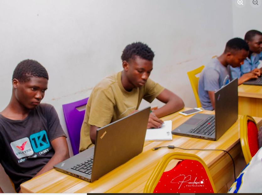 Moses1150908's tweet photo. JavaScript Bootcamp: complete ✅
New skills learned. Projects built. Confidence gained. Congratulations to our amazing cohort!✈️🚀

#LangtangInnovationHub
#WeBuildSTEM
#STEMGarageAfrica
#JavaScript https://t.co/lSd7VLWxUY