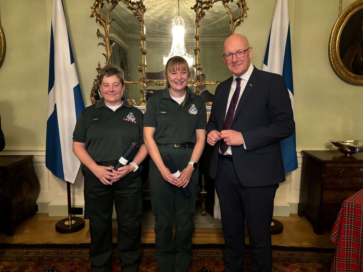 ScotGovFM's tweet photo. First Minister @JohnSwinney presented 17 Brave@Heart Awards to emergency service workers and members of the public whose courage and selflessness saved lives, protected others from harm and made a lasting difference to communities across Scotland.

➡️ https://t.co/XklnrwY4Sw https://t.co/UoqQhvtC29