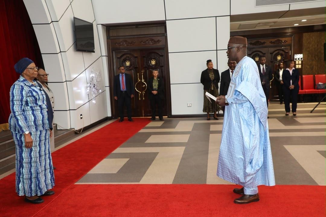 MaliMaeci's tweet photo. Son Excellence Monsieur Seydou COULIBALY, Ambassadeur extraordinaire et plénipotentiaire de la République du Mali près la République de Namibie, avec résidence à Luanda, a présenté, le mercredi 07 octobre 2026, ses Lettres de créance à Son Excellence Madame Netumbo Nandi- NDaitwah, Présidente de la République de Namibie. 

A la suite de la cérémonie protocolaire de présentation des Lettres de créance, le Diplomate malien a transmis à la Présidente namibienne les chaleureuses et fraternelles salutations de Son Excellence Le Général d’Armée Assimi GOITA, Président de la Transition, Chef de l’Etat. 

Il a saisi l’occasion pour faire le tour d’horizon de la situation nationale et sous-régionale, marquée par la lutte contre le terrorisme, tout en soulignant les efforts importants déployés par nos plus hautes Autorités dans le cadre de la sécurisation du territoire national et la promotion du développement endogène. 

Au plan bilatéral, les échanges ont porté sur les perspectives de renforcement des relations d’amitié et de diversification des domaines de coopération entre les deux pays, dans un esprit de solidarité, de partage d’expériences et d’intérêts partagés.

Réaffirmant sa solidarité et son soutien aux efforts salutaires de nos Autorités contribuant à la stabilité de la sous-région, Son Excellence Madame Netumbo Nandi- NDaitwah a souligné la nécessité de renforcer davantage notre coopération sud-sud en vue de relever les défis communs visant la sécurisation et le développement harmonieux de nos pays.

Bureau de l'Information et de la Presse/MAECI.