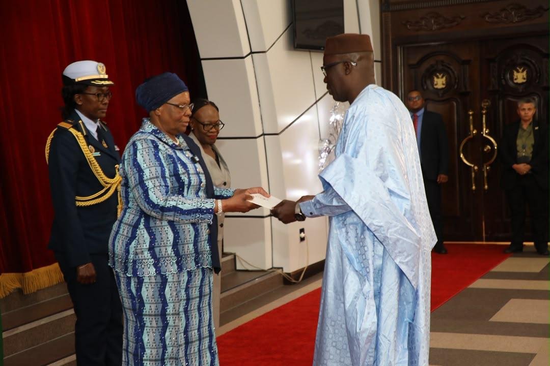 MaliMaeci's tweet photo. Son Excellence Monsieur Seydou COULIBALY, Ambassadeur extraordinaire et plénipotentiaire de la République du Mali près la République de Namibie, avec résidence à Luanda, a présenté, le mercredi 07 octobre 2026, ses Lettres de créance à Son Excellence Madame Netumbo Nandi- NDaitwah, Présidente de la République de Namibie. 

A la suite de la cérémonie protocolaire de présentation des Lettres de créance, le Diplomate malien a transmis à la Présidente namibienne les chaleureuses et fraternelles salutations de Son Excellence Le Général d’Armée Assimi GOITA, Président de la Transition, Chef de l’Etat. 

Il a saisi l’occasion pour faire le tour d’horizon de la situation nationale et sous-régionale, marquée par la lutte contre le terrorisme, tout en soulignant les efforts importants déployés par nos plus hautes Autorités dans le cadre de la sécurisation du territoire national et la promotion du développement endogène. 

Au plan bilatéral, les échanges ont porté sur les perspectives de renforcement des relations d’amitié et de diversification des domaines de coopération entre les deux pays, dans un esprit de solidarité, de partage d’expériences et d’intérêts partagés.

Réaffirmant sa solidarité et son soutien aux efforts salutaires de nos Autorités contribuant à la stabilité de la sous-région, Son Excellence Madame Netumbo Nandi- NDaitwah a souligné la nécessité de renforcer davantage notre coopération sud-sud en vue de relever les défis communs visant la sécurisation et le développement harmonieux de nos pays.

Bureau de l'Information et de la Presse/MAECI.