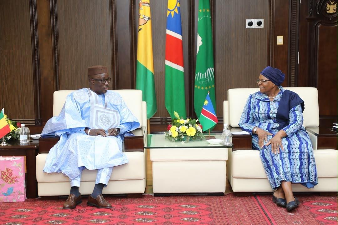 MaliMaeci's tweet photo. Son Excellence Monsieur Seydou COULIBALY, Ambassadeur extraordinaire et plénipotentiaire de la République du Mali près la République de Namibie, avec résidence à Luanda, a présenté, le mercredi 07 octobre 2026, ses Lettres de créance à Son Excellence Madame Netumbo Nandi- NDaitwah, Présidente de la République de Namibie. 

A la suite de la cérémonie protocolaire de présentation des Lettres de créance, le Diplomate malien a transmis à la Présidente namibienne les chaleureuses et fraternelles salutations de Son Excellence Le Général d’Armée Assimi GOITA, Président de la Transition, Chef de l’Etat. 

Il a saisi l’occasion pour faire le tour d’horizon de la situation nationale et sous-régionale, marquée par la lutte contre le terrorisme, tout en soulignant les efforts importants déployés par nos plus hautes Autorités dans le cadre de la sécurisation du territoire national et la promotion du développement endogène. 

Au plan bilatéral, les échanges ont porté sur les perspectives de renforcement des relations d’amitié et de diversification des domaines de coopération entre les deux pays, dans un esprit de solidarité, de partage d’expériences et d’intérêts partagés.

Réaffirmant sa solidarité et son soutien aux efforts salutaires de nos Autorités contribuant à la stabilité de la sous-région, Son Excellence Madame Netumbo Nandi- NDaitwah a souligné la nécessité de renforcer davantage notre coopération sud-sud en vue de relever les défis communs visant la sécurisation et le développement harmonieux de nos pays.

Bureau de l'Information et de la Presse/MAECI.
