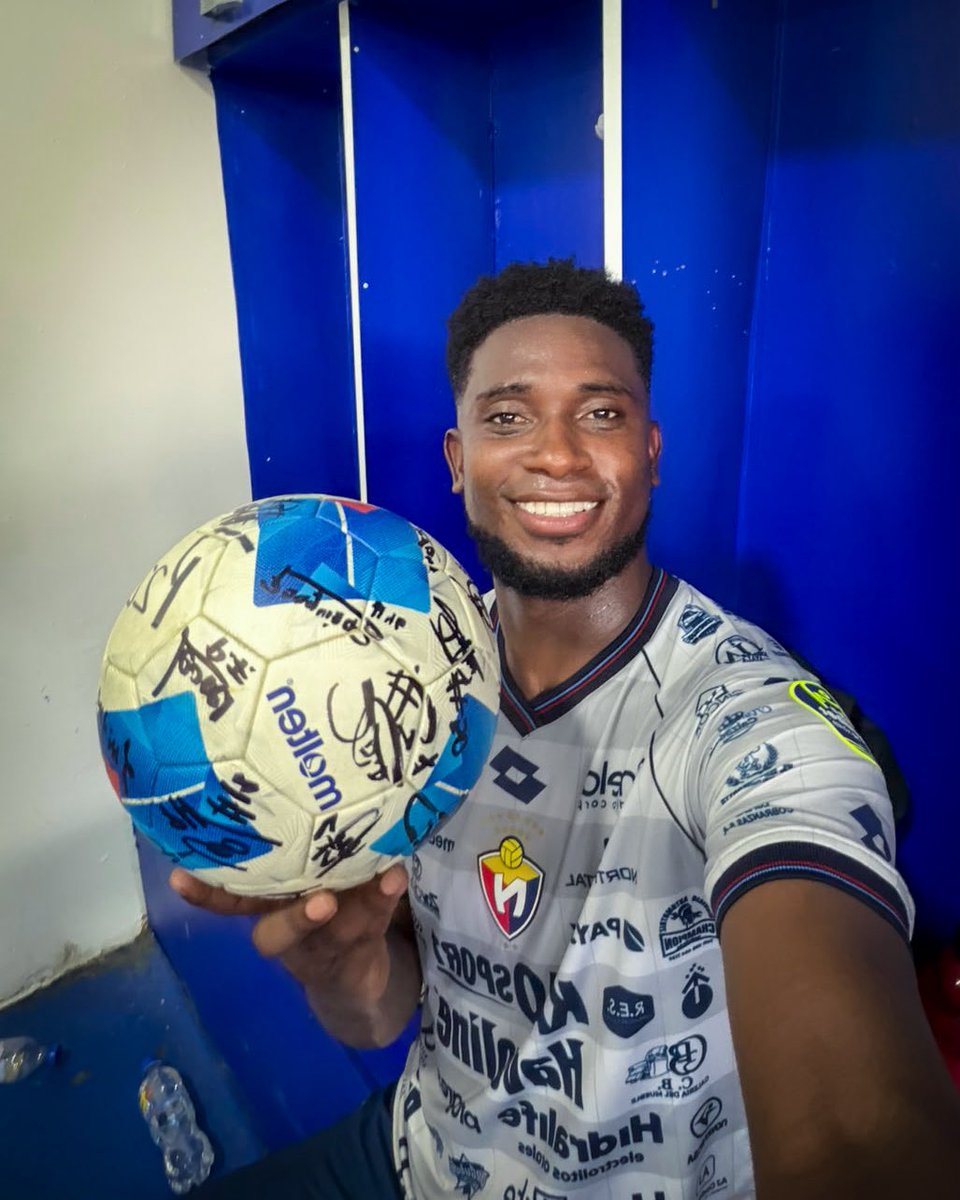 elnacionalec's tweet photo. ¡Buenos días, hinchada! ☀️

Ayer, nuestro capitán Jonathan Borja se trajo el balón a casa. ⚽⚽️⚽️⚽️ https://t.co/kw1VisMAfs