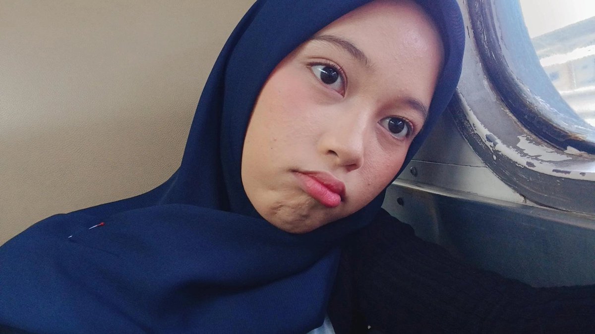 hazee13_'s tweet photo. Spill tea 🍻
Ini blus nemenin pejalanan aku nyoba make up dari yang cuman blush ini sampai aku punya banyak blush ini blush tenyaman yang aku pakai. Tapi kayaknya udah enggak dijual lagi deh aku liat ditokonya udh diarsipkan. Tebak aku pakai apa???
#zonauang #blush https://t.co/w1F430tqb7