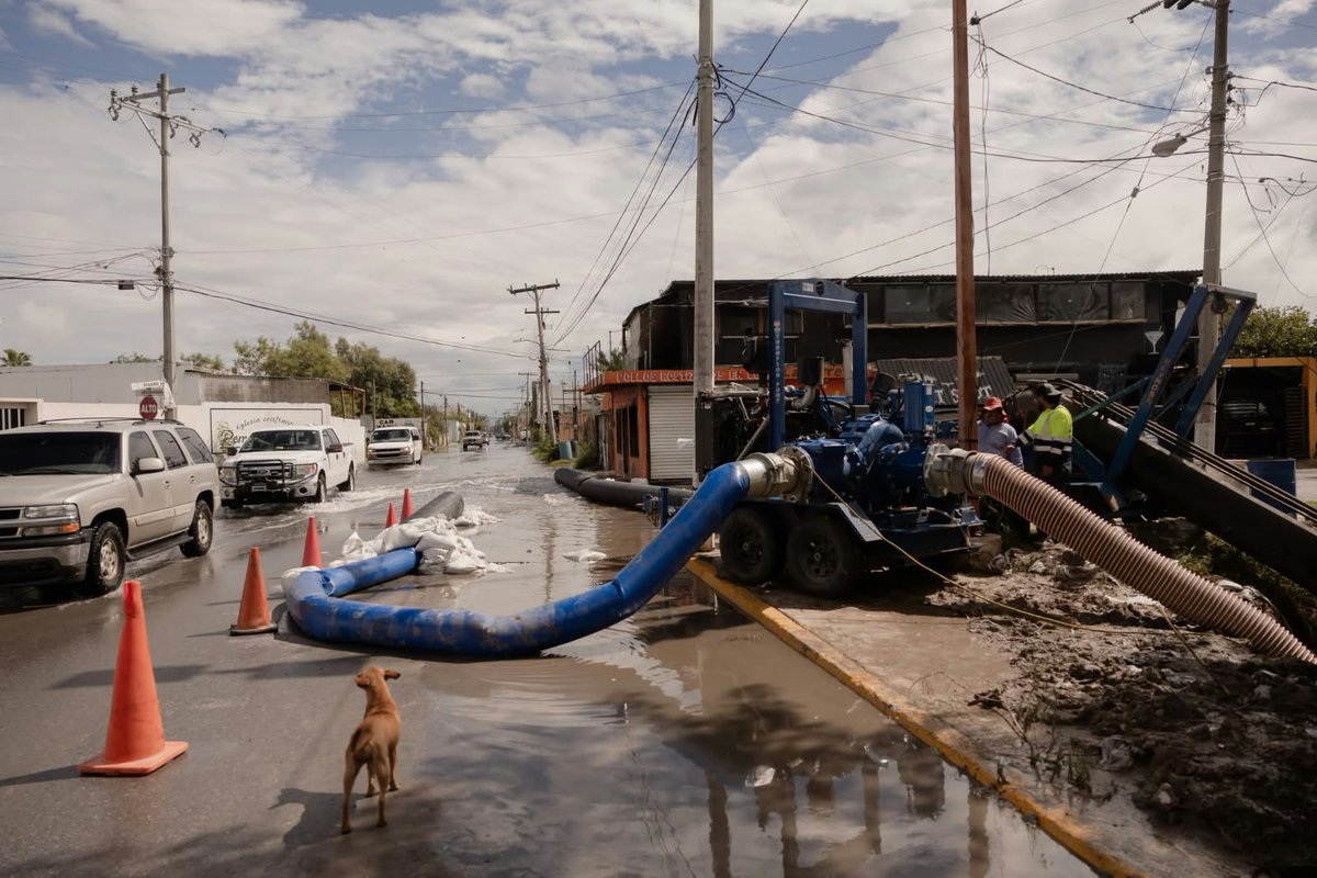 20TVvh's tweet photo. #Matamoros | @Betogranadosmx supervisa desfogue de agua tras lluvias superiores a 17 pulgadas. 

#20tv #Entérate 

https://t.co/Id6shkDoiy https://t.co/fIUuei051m