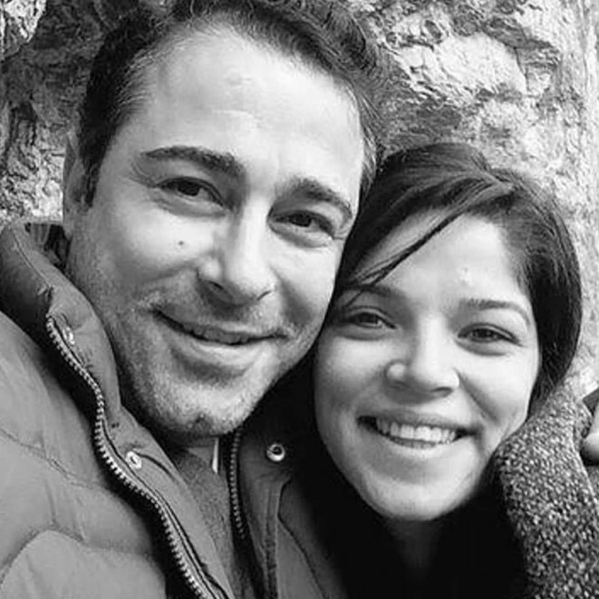 HurmaEdit's tweet photo. Atilla Taş'ın kızı Sezen Taş, 14. kattan düşerek hayatını kaybetti. (Halk TV) https://t.co/iqU5fofUCv