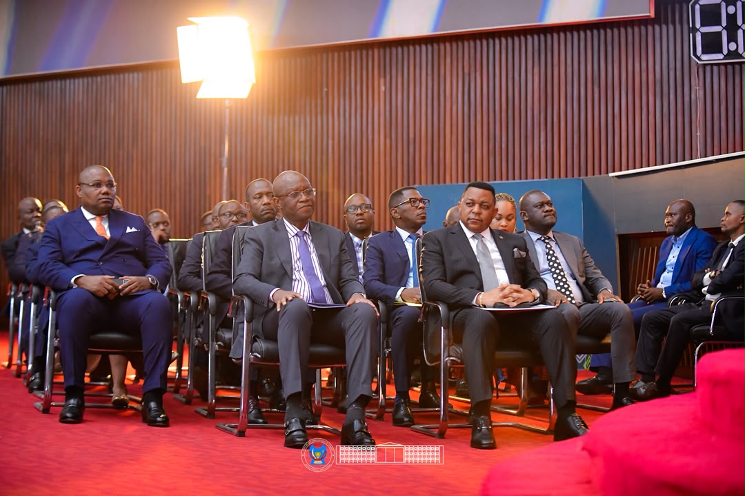 MinSanteRDC's tweet photo. Le mercredi 7 octobre 2026, le Ministre de la Santé Publique, Hygiène et Prévoyance Sociale, Dr Samuel Roger Kamba a présenté devant la Représentation nationale la situation de la riposte contre la 17ᵉ épidémie de maladie à virus Ebola.

Son intervention a porté sur ces principaux axes : l’évolution de la situation épidémiologique, la mobilisation et l’utilisation des ressources financières, la gestion des équipes engagées dans la riposte, la collaboration avec les partenaires techniques et financiers ainsi que les perspectives à court terme. Il a ainsi répondu aux préoccupations soulevées par les députés sur la conduite des opérations et les moyens mobilisés pour faire face à l’épidémie.

Les échanges ont permis de faire le point sur les actions engagées, les résultats enregistrés et les priorités pour les prochaines semaines. La surveillance épidémiologique, le suivi des contacts, la prise en charge des cas, la vaccination et les actions de prévention se poursuivent dans les zones affectées afin d’interrompre la transmission et de progresser vers la fin de l’épidémie.