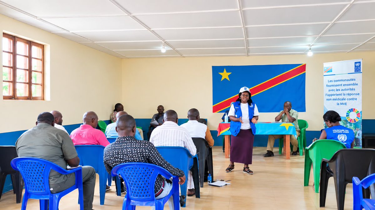UNV_ROWCA's tweet photo. Avant de convaincre, il faut écouter. 

En Ituri, en RDC, la #VolontaireONU Synthia Binega, avec @PNUDRDC, échange avec les communautés pour répondre aux questions, déconstruire les mythes et mieux faire connaître les moyens de prévention contre #Ebola. 🇨🇩
#StopEbolaRDC https://t.co/LGOqxfD5K6