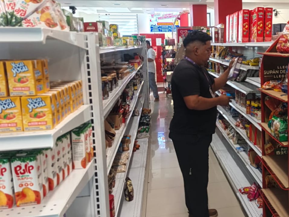 CGGalapagos's tweet photo. La Intendencia General de Policía con @PoliciaEcuador mantiene controles en tiendas y establecimientos comerciales, verificando precios, peso, calidad, fechas de caducidad y permisos de funcionamiento, además brindan recomendaciones para la adecuada conservación de los alimentos. https://t.co/76mWunDG9c