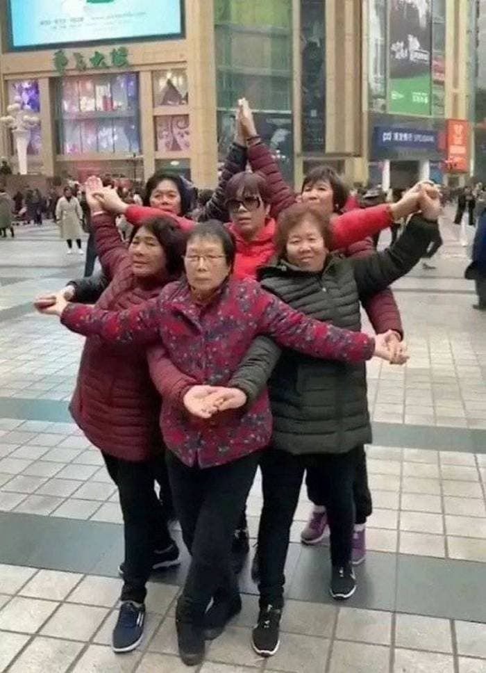 thvyyh's tweet photo. pose ideas for next tour group pics https://t.co/9czS0vbymT