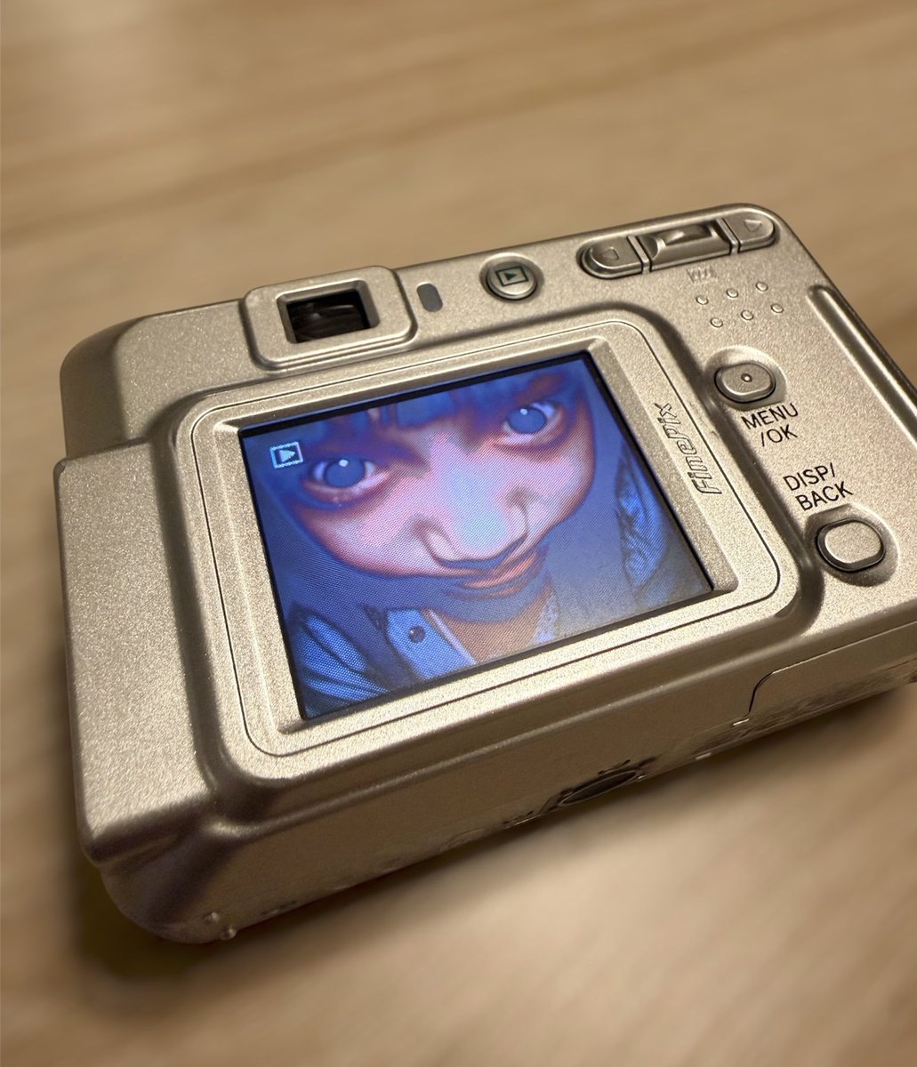 SIZUKU_3_14_'s tweet photo. 令和のアイドルが平成のデジカメデビュー📸
iPhoneより画質悪いです。
でもなんか良い。
これが欲しかったー♡゙
#デジカメ #FinePix #初心者 #教えてね https://t.co/XtIoE1rzIC