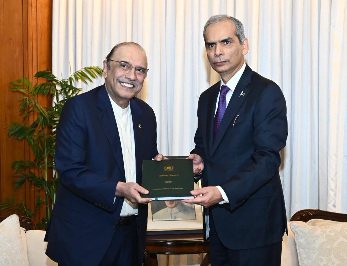PPPAltaCanada's tweet photo. President Asif Ali Zardari receiving the Annual Report for 2025 from Wafaqi Mohtasib Mr Naveed Kamran Baloch at Aiwan-e-Sadr.
@BBhuttoZardari https://t.co/tlGZsjifYB