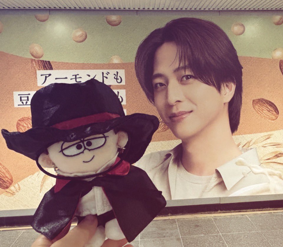nonnon616's tweet photo. 昨日てら担さんと大きなてらに会ってきました🩵ྀི
小指をぎゅっとしちゃったり頭撫でて見たりぬいと取って見たり
私は小人なのかもしれないなんて錯覚してみた😂
大きなポスター3枚もありがとうございます！🩵ྀི
もう40本は買いました
あとは当てるだけ！！✨
 #寺西拓人
 #よりそいアーモンド https://t.co/GKydTgyw6B