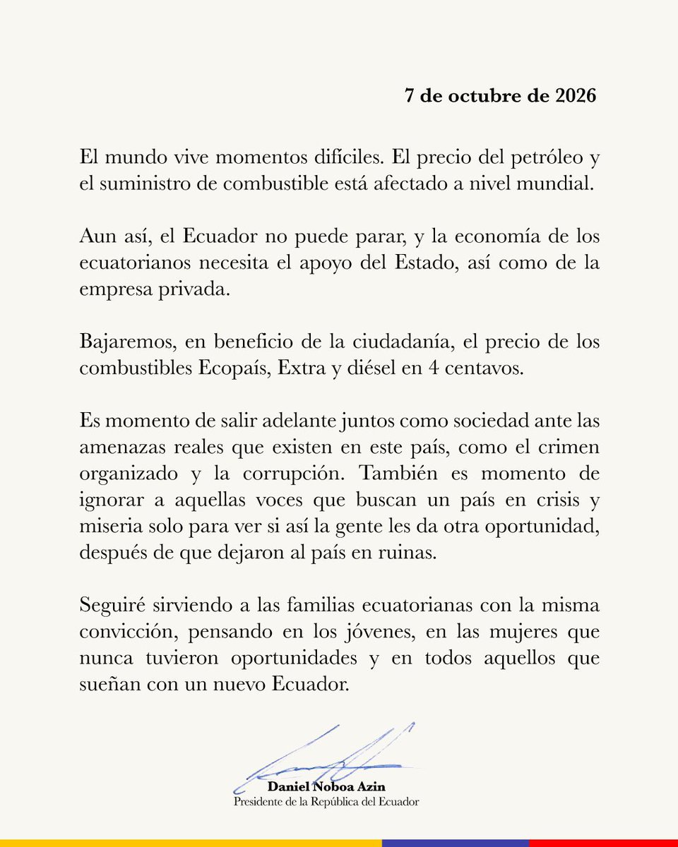 NotixMedia's tweet photo. ⛽ #Economía 🇪🇨 | Combustibles bajarán por cuarto mes consecutivo en Ecuador tras anuncio del presidente Daniel Noboa.

El presidente Daniel Noboa anunció el 7 de octubre una nueva reducción de USD 0,04 por galón en las gasolinas Extra, Ecopaís y el diésel. Los nuevos valores están previstos para el 12 de octubre de 2026.

Con este ajuste, la gasolina Extra y Ecopaís pasarían de USD 3,212 a USD 3,172 por galón, mientras que el diésel bajaría de USD 3,151 a USD 3,111.

La reducción forma parte de una serie de disminuciones que comenzaron en julio. Desde entonces, estos combustibles acumulan una rebaja aproximada de 14 centavos por galón, después de los incrementos registrados durante el primer semestre de 2026.

La medida se produce en medio de las variaciones internacionales del precio del petróleo. En Ecuador, el Gobierno aplica un sistema que regula los cambios mensuales en los precios de estos combustibles, con límites para sus aumentos y disminuciones.

En su comunicado oficial, Noboa señaló que la economía ecuatoriana necesita el respaldo del Estado y de la empresa privada. También reiteró su compromiso con las familias ecuatorianas y llamó a enfrentar el crimen organizado y la corrupción.

La gasolina Súper no está incluida en esta reducción, debido a que su precio se establece de acuerdo con las condiciones del mercado.

Notix | Noticias claras, datos reales.