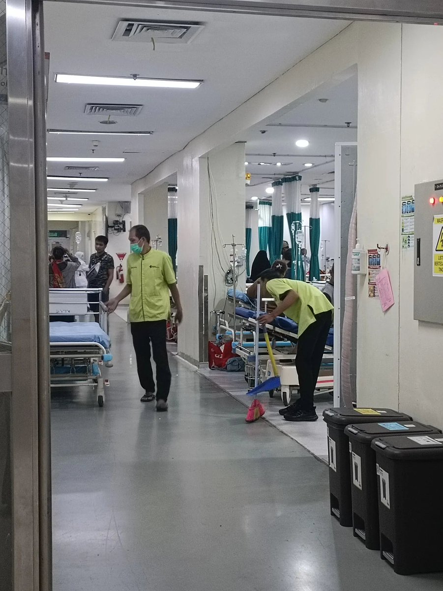 KapudS640's tweet photo. Jaga kesehatan ya, gais 😭 IGD di rumah sakit mana pun lagi rame banget. Tapi yang lebih gila lagi, IGD RS Cipto ini ramenya minta ampun 😭 https://t.co/HcZq6wIIMm