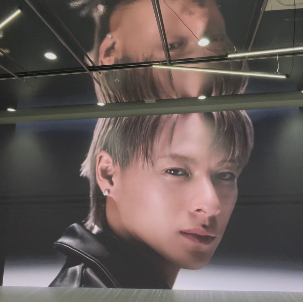 mococo_1818's tweet photo. カーテン開けたらどーんっ！で瀕死😇
鏡の中のしょおさんも素敵(*´˘`*)♥
しょおだらけの最高空間♡
素敵なPOPUPありがとうございます！

夜の部🍰売り切れでした！
アメリカーノ美味しかった！
めっちゃ楽しかった！

 #ウォンジョンヨヘア
 #WonjungyoHair 
 #平野紫耀 https://t.co/OUiOa9bqfm