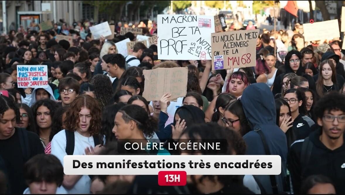 le_Parisien's tweet photo. 🔵INFO LE PARISIEN | Emmanuel Macron furieux contre le 13 Heures de France 2 après la diffusion d’une pancarte injurieuse sur son épouse
➡️ https://t.co/5wAMwupIfy https://t.co/RgM93MllL8