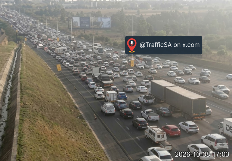 TrafficSA's tweet photo. Midrand - N1 South (Latest): #CRASH DELAYS ===> Buccleuch Interchange https://t.co/eXCQQ9sDp4